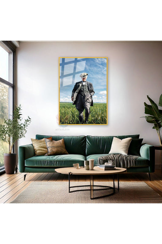 Tarlada Yürüyen Atatürk Görseli Metal Çerçeveli Cam Tablo Dikey Tablo Renkli Atatürk Tablosu