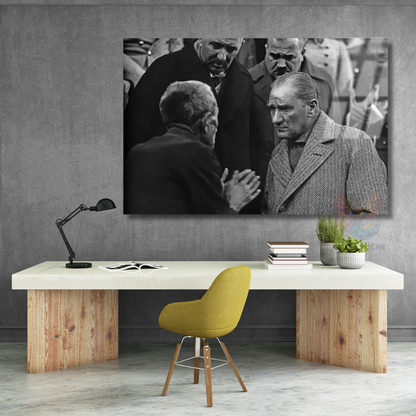 Atatürk ve Halk Temalı Siyah Beyaz Cam Tablo Modeli Yatay Duvar Tablosu