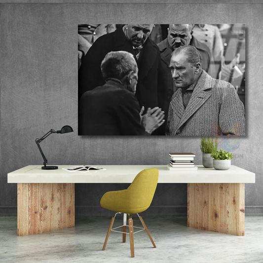 Atatürk ve Halk Temalı Siyah Beyaz Cam Tablo Modeli Yatay Duvar Tablosu