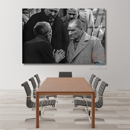 Atatürk ve Halk Temalı Siyah Beyaz Cam Tablo Modeli Yatay Duvar Tablosu